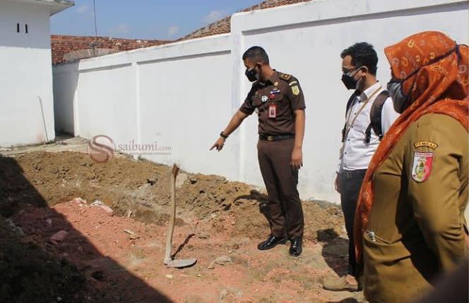 Kejari Tulang Bawang Musnahkan Pupuk Rampasan Yang Telah Berkekuatan Hukum
